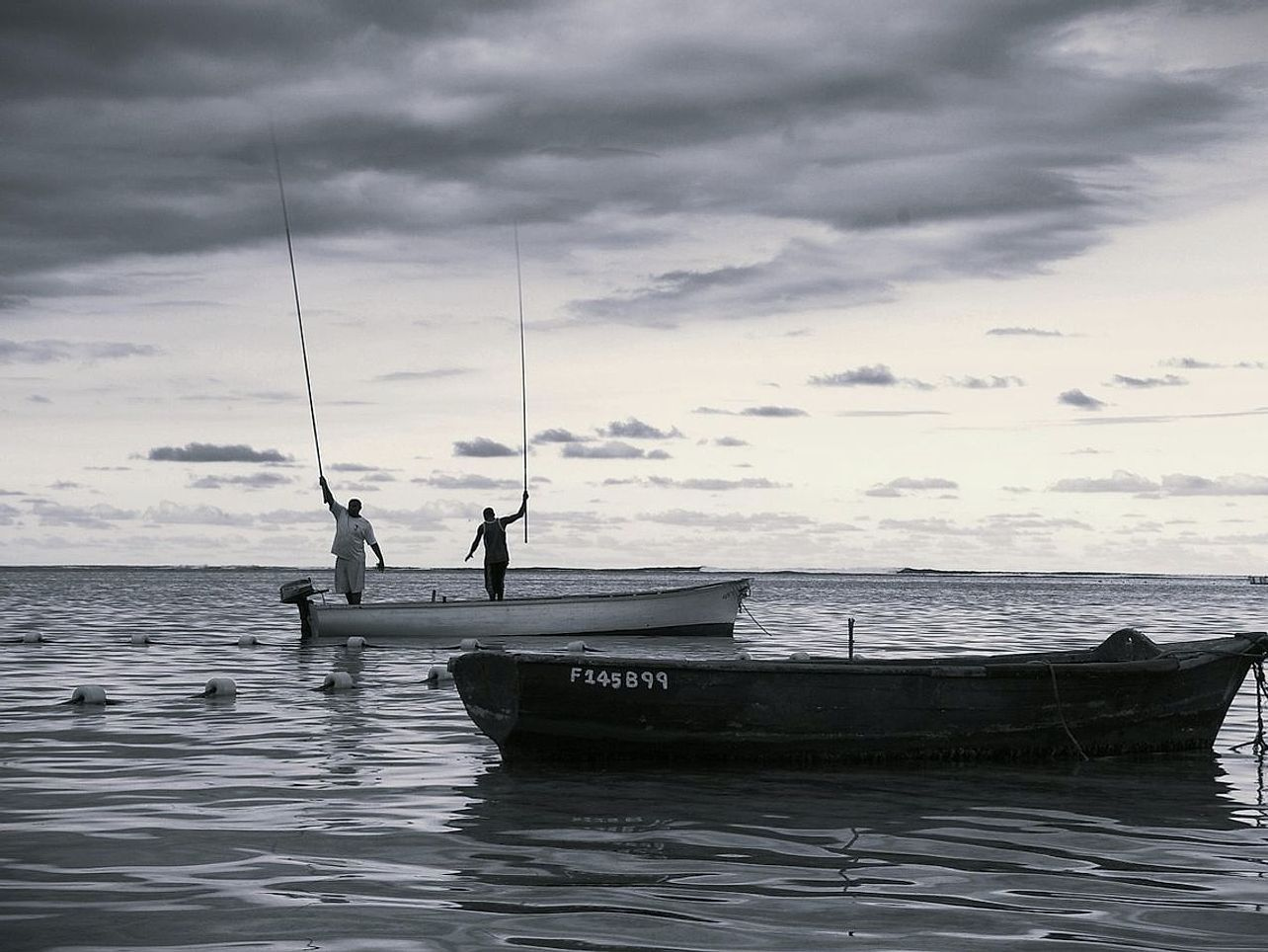 Pescadores en el embarcadero del lago al atardecer